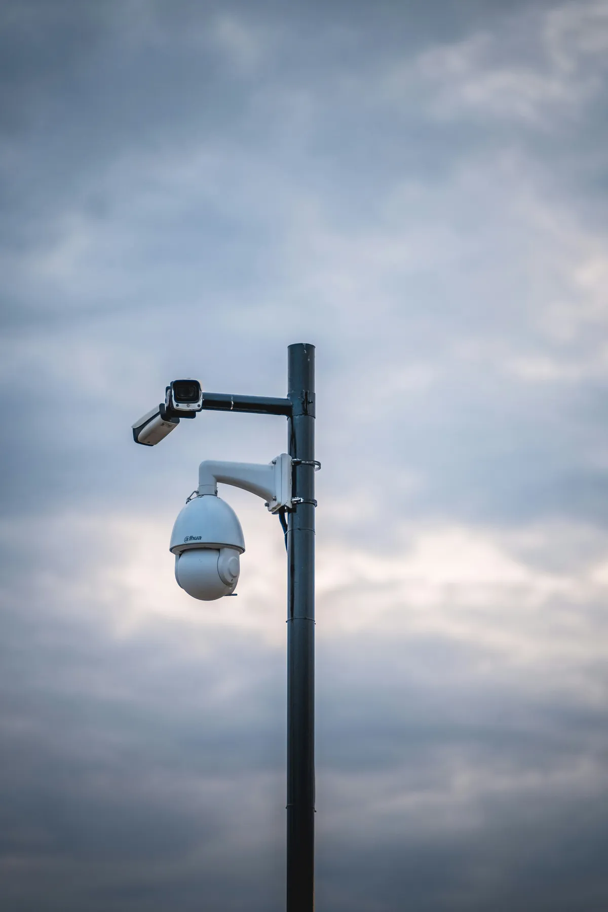 Cámaras de videovigilancia domo y bullet montadas sobre un poste